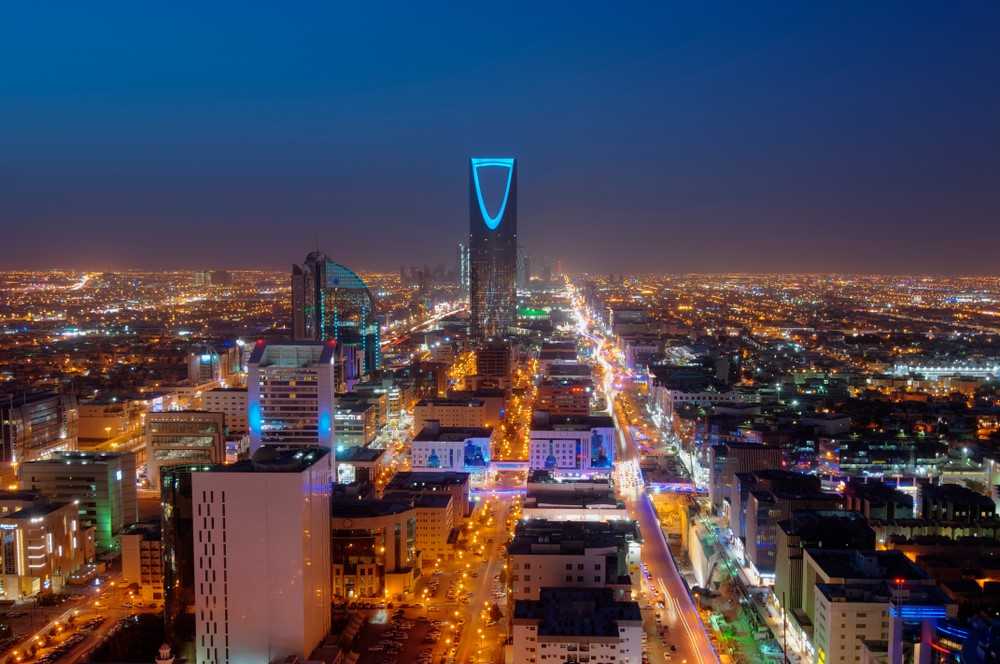 Kingdom Centre and Sky Bridge illuminated at night